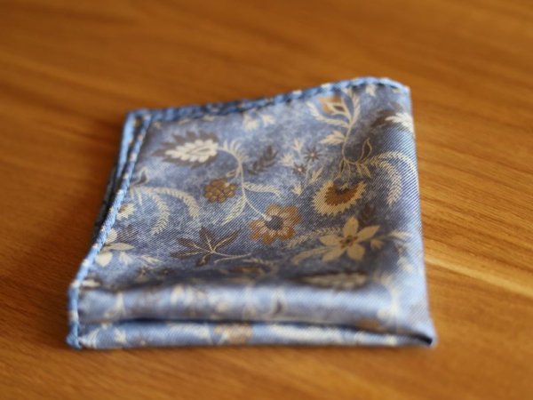 画像3: Atto Vannucci（アットヴァンヌッチ）ブルー　小紋柄　バックプリント　シルク　チーフ　 (3)