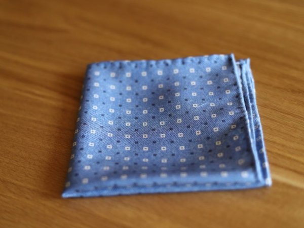 画像2: Atto Vannucci（アットヴァンヌッチ）ブルー　小紋柄　バックプリント　シルク　チーフ　 (2)